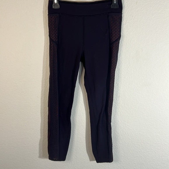 lululemon athletica Pants - Lululemon women’s Sz 6 Get Your Peek On Tight Athletic Legging Laser Cut